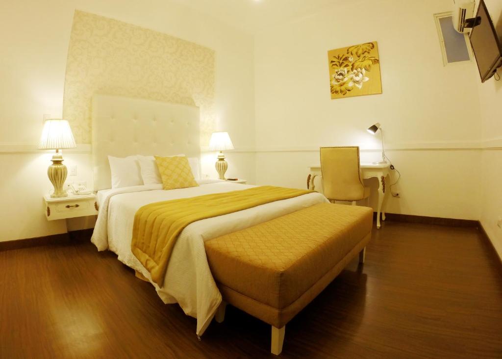 Habitación de hotel con cama grande y escritorio. en Presidente Boutique, en Guayaquil