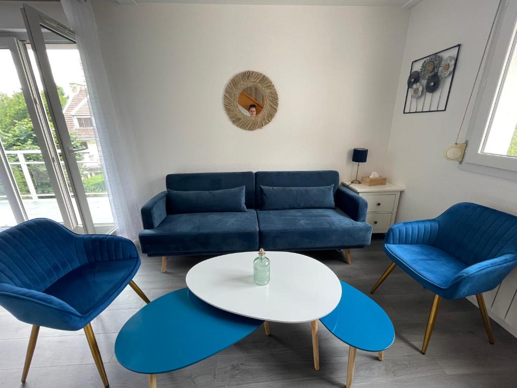 un salon avec un canapé, deux chaises et une table dans l'établissement Charmant duplex T3 proche de Paris & Versailles, à Bois-dʼArcy