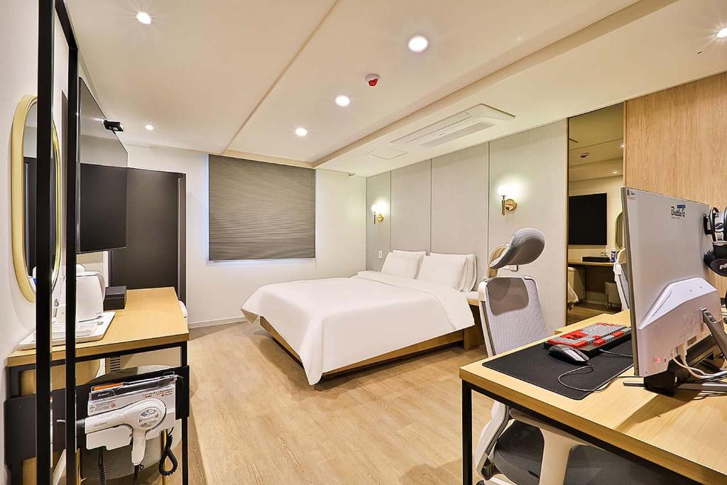 TV a/nebo společenská místnost v ubytování Rubato Hotel Ulsan Junggu