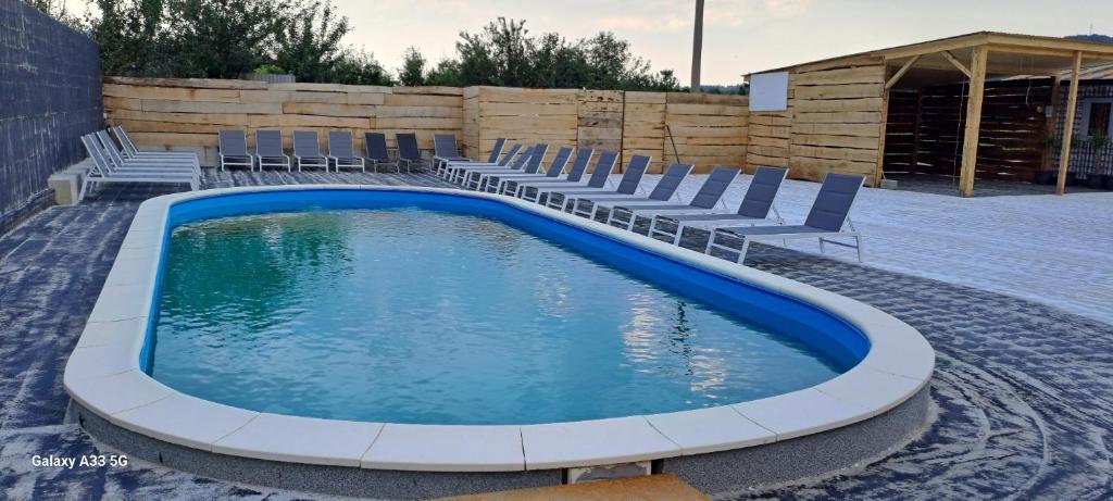 Bazén v ubytování Borderline Accomodation nebo v jeho okolí