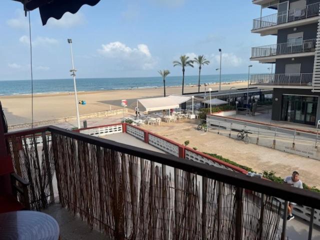 O vedere generală la mare sau o vedere la mare
luată din acest apartament