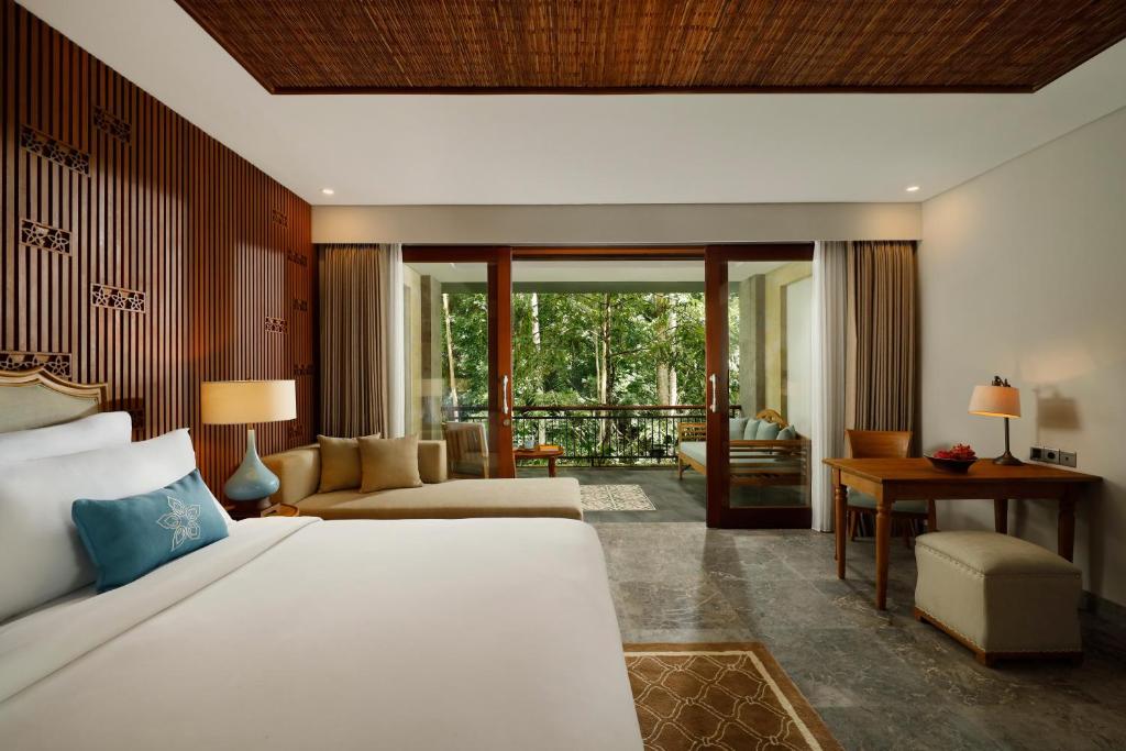 Postel nebo postele na pokoji v ubytování Abisena Wellness & Resort Ubud-Adult Only