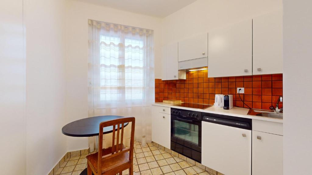 Kuchyň nebo kuchyňský kout v ubytování Charming flat in the heart of Sierre