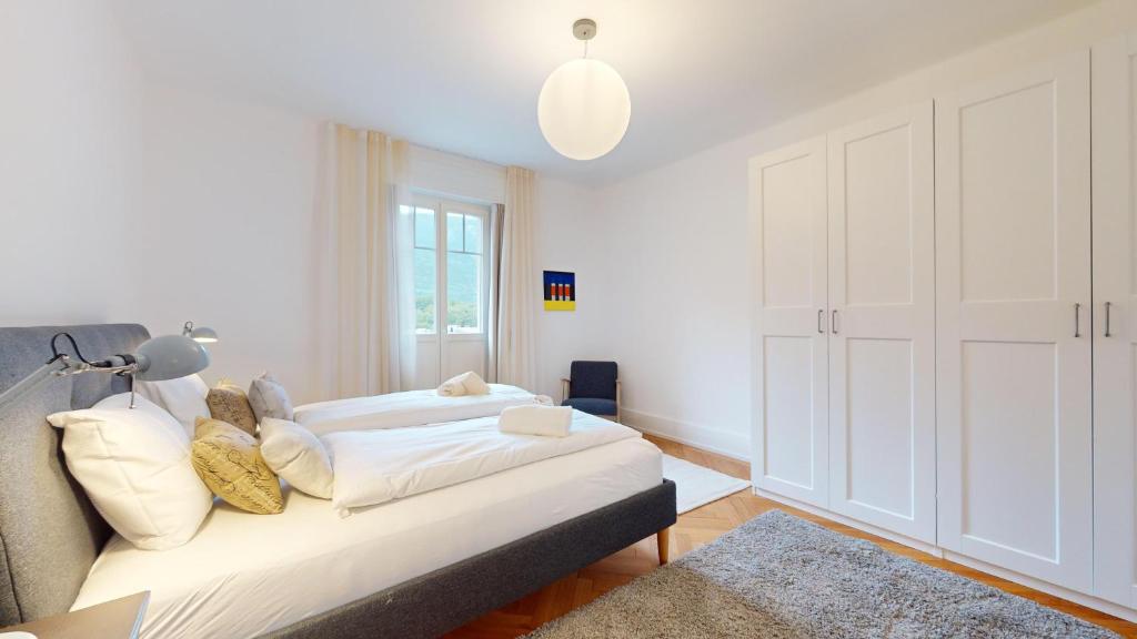 Postel nebo postele na pokoji v ubytování Charming flat in the heart of Sierre