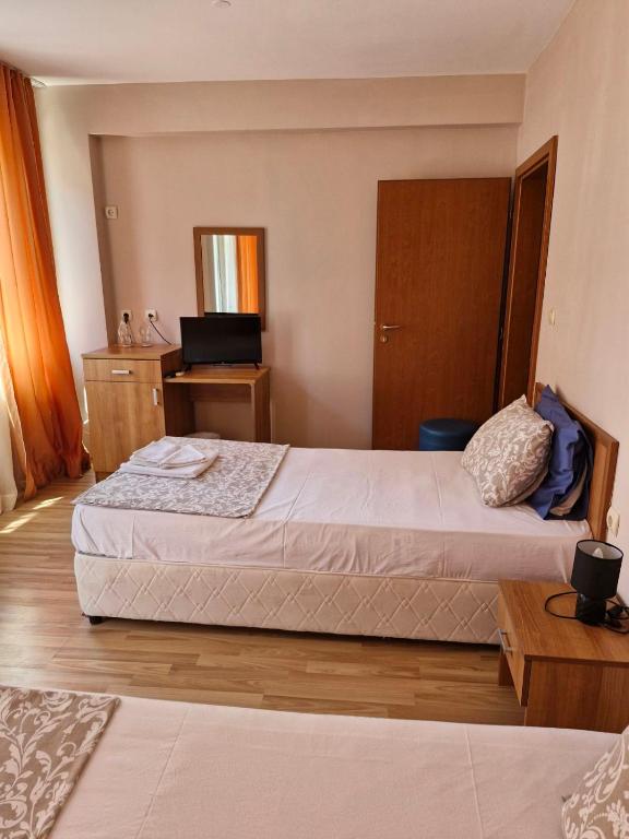 Postel nebo postele na pokoji v ubytování Family Hotel Astra