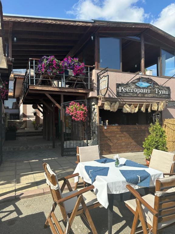 un tavolo e delle sedie davanti a un edificio di Villa Tuna a Sveti Vlas