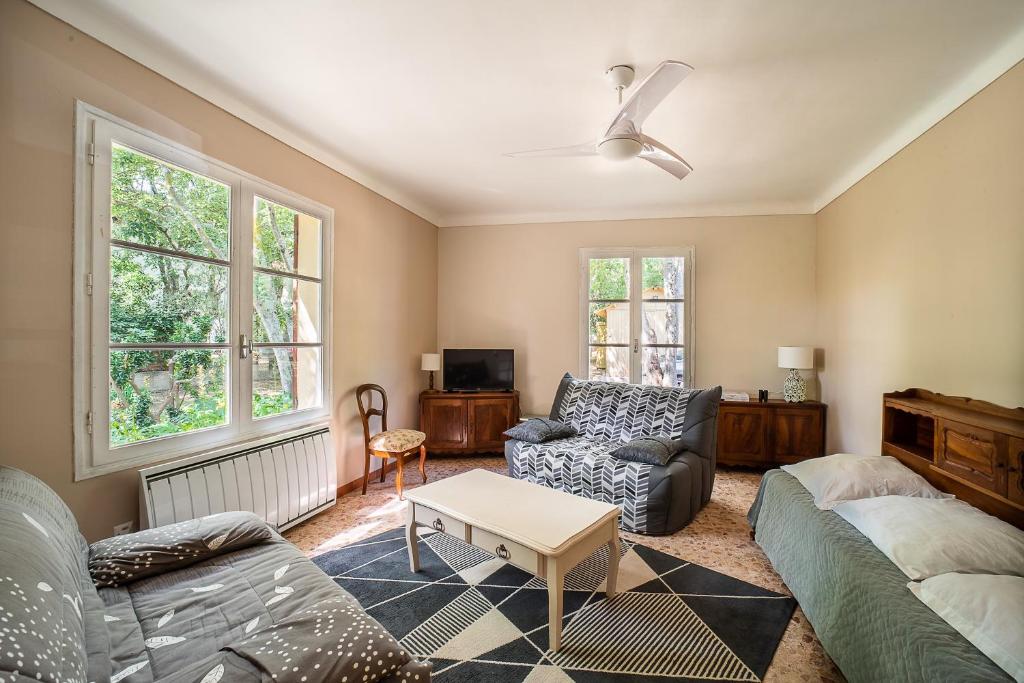 a living room with a couch and a table at Le Havre Catalan - Maison pour 6 à Argelès-sur-mer in Argelès-sur-Mer