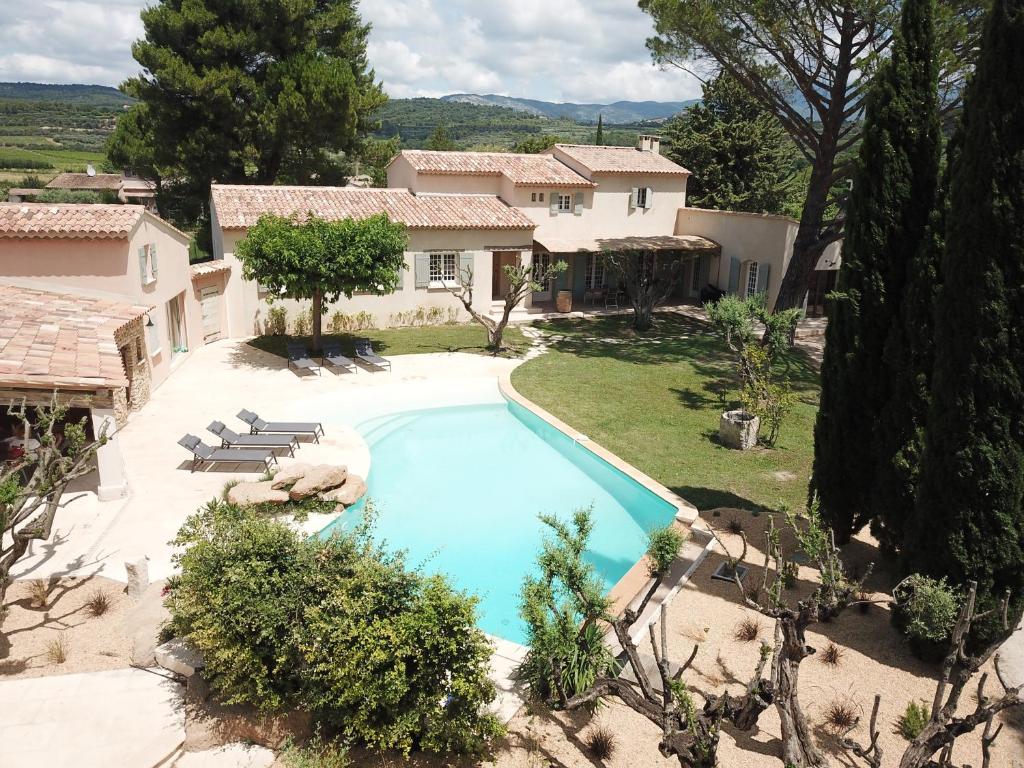 una vista aérea de una casa con piscina en LAVENINE a Modène, en Modène