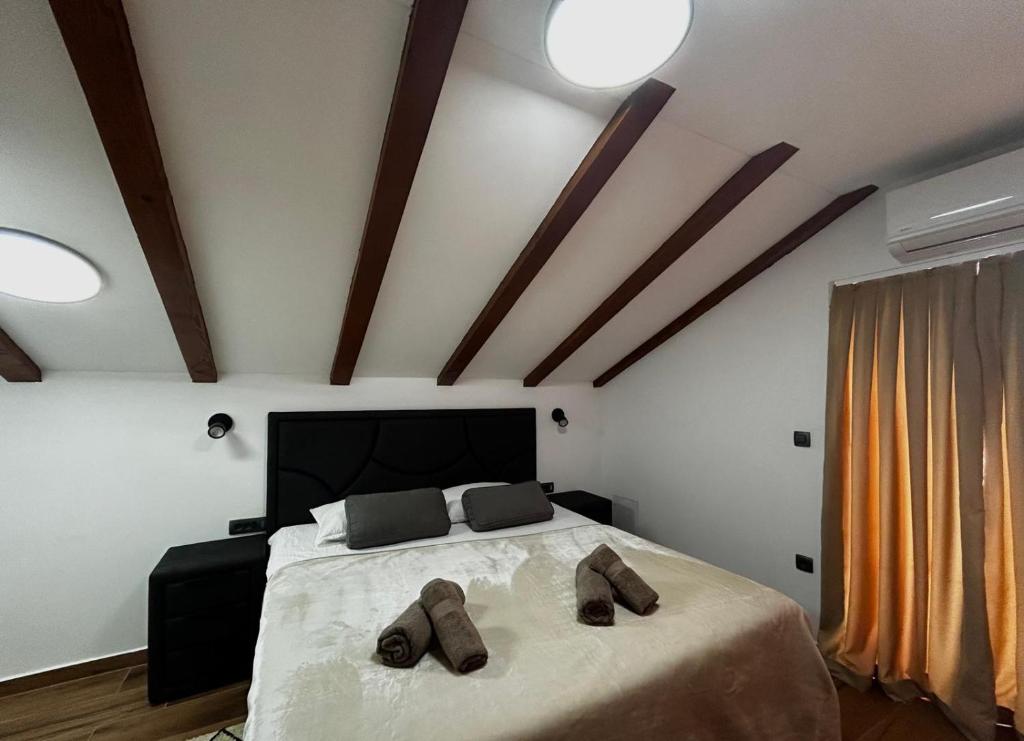 una camera da letto con un letto con le scarpe sopra di Villa Granda a Visočane