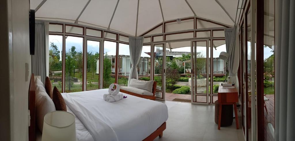 Postel nebo postele na pokoji v ubytování Svargan Lakeside Glamping