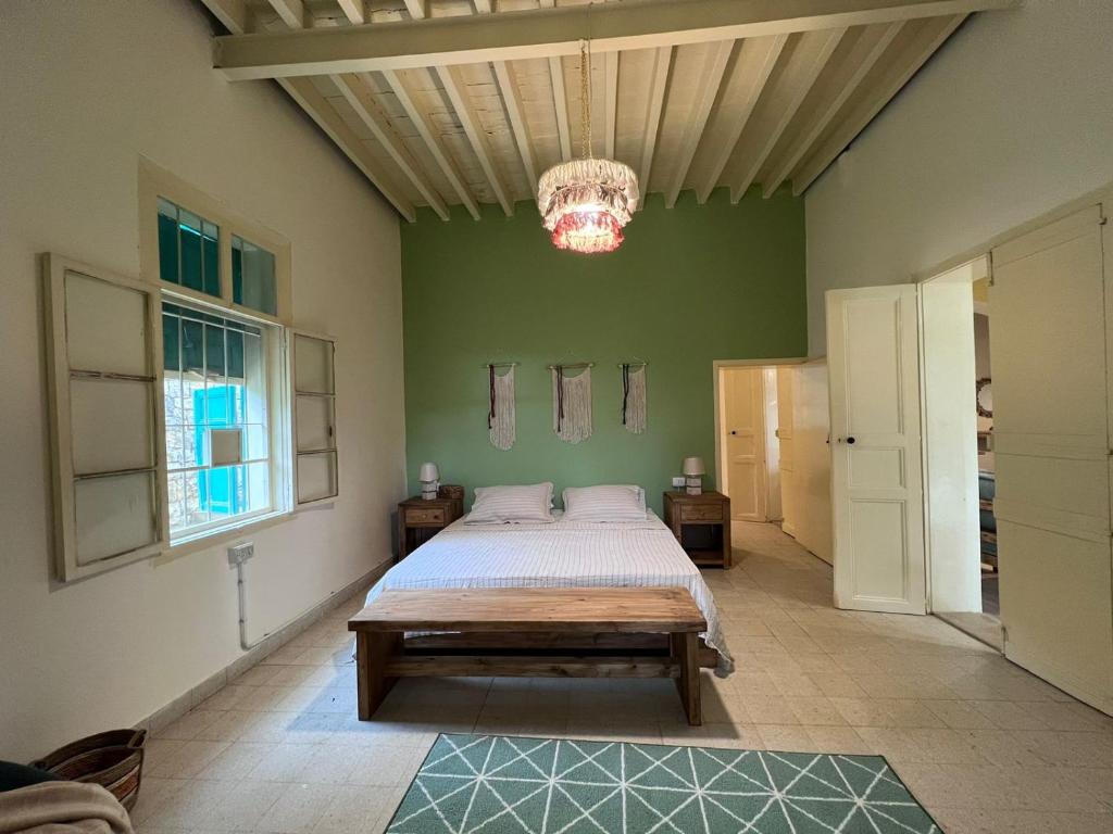 Ένα ή περισσότερα κρεβάτια σε δωμάτιο στο Beit Lena