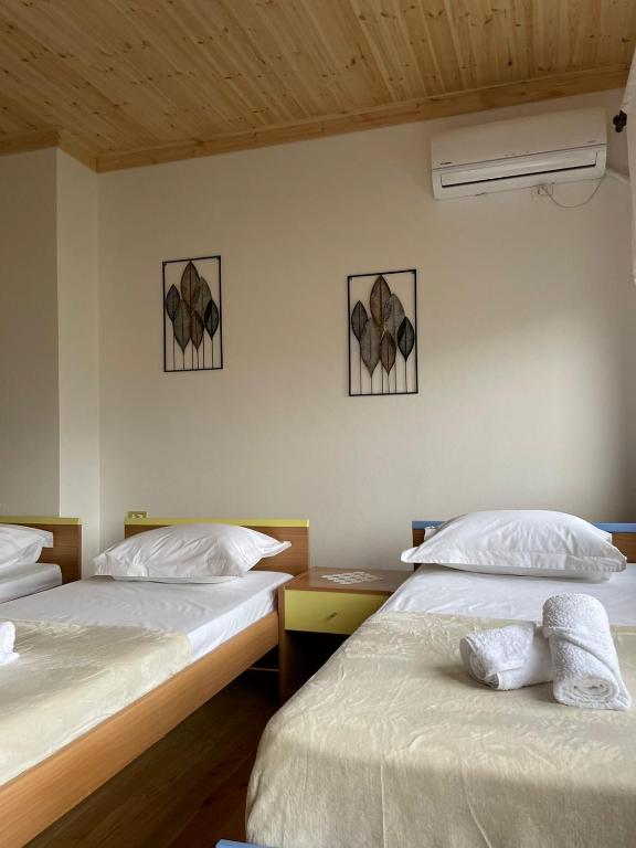 Postel nebo postele na pokoji v ubytování StoneTale Garden Guesthouse