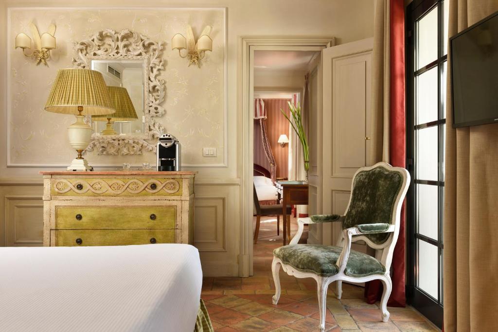 Postel nebo postele na pokoji v ubytování FH55 Hotel Villa Fiesole