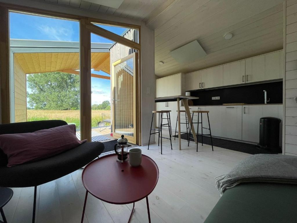 ein Wohnzimmer mit Sofa und Tisch in der Unterkunft Tiny House an der Elbe Bleckede, Niedersachsen in Bleckede