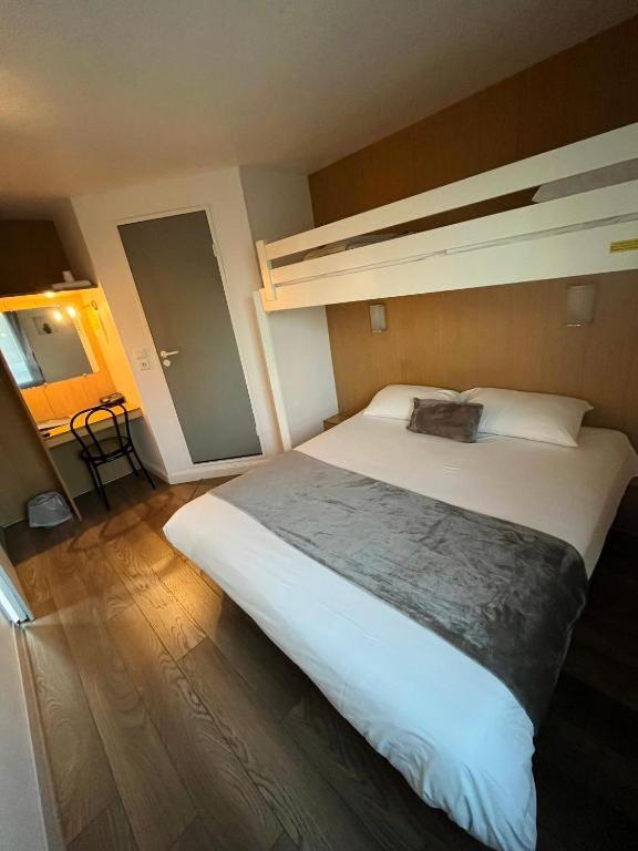 Brit Hotel Essentiel Pau Lescar - Dreibettzimmer