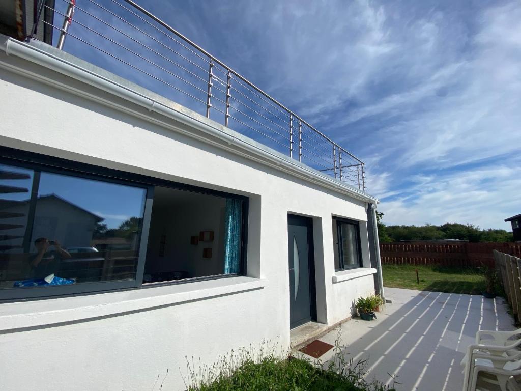 un solarium sur le côté d'une maison dans l'établissement Land Natur, à Vielle-Saint-Girons
