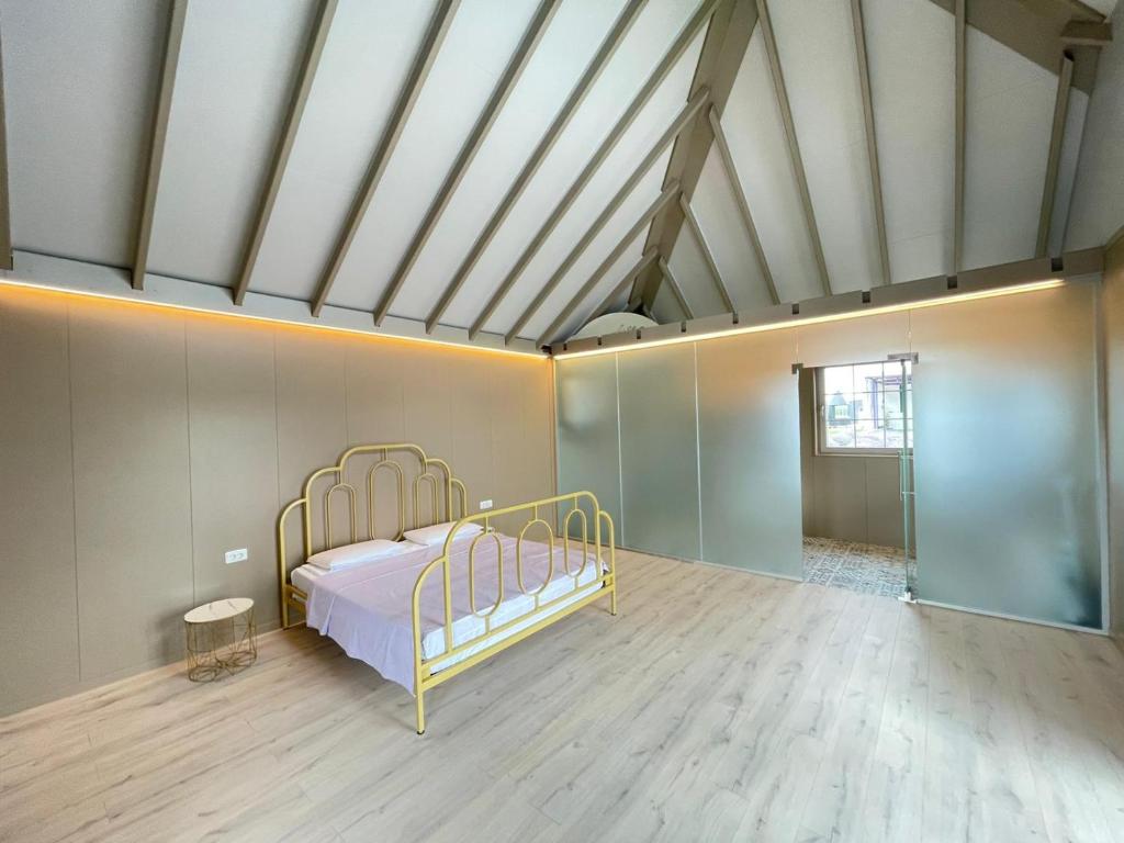 a bedroom with a bed in the middle of a room at Căsuța Mov de Bucovina in Suceava