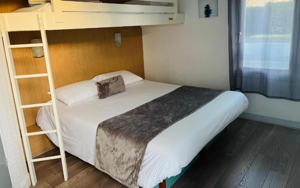 Brit Hotel Essentiel Pau Lescar - Dreibettzimmer
