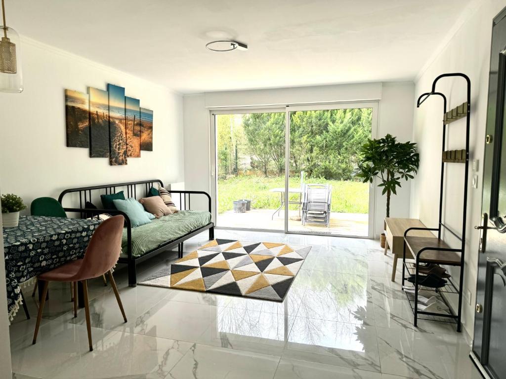 Photo de la galerie de l'établissement Joli F2 rénové avec terrasse et jardin proche tram, à LʼÉtang-la-Ville