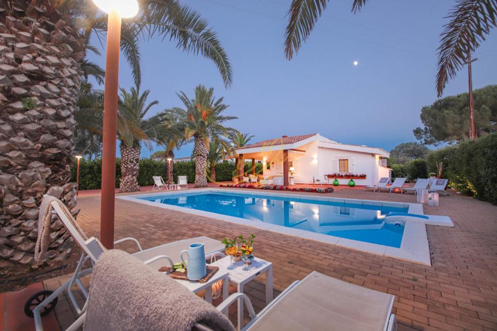 een villa met zwembad en huis bij TD Villa Marinesca Typical Villa with Pool in Polignano a Mare