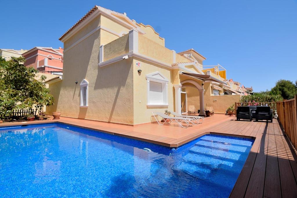 willa z basenem przed domem w obiekcie Casa Felicidad w mieście Calpe