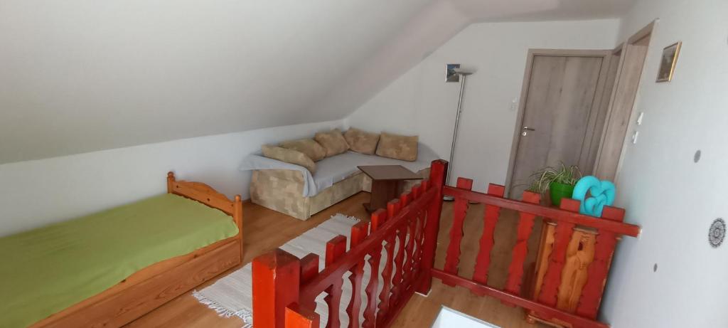 Łóżko lub łóżka w pokoju w obiekcie Krezo Ház