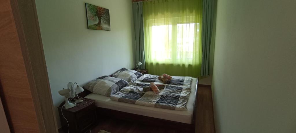 Łóżko lub łóżka w pokoju w obiekcie Krezo Ház