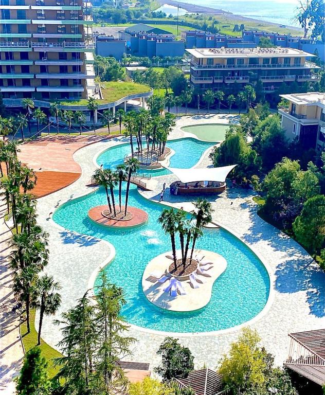Bazén v ubytování Cемейный номер с балконом на 4 чел Dreamland Oasis nebo v jeho okolí