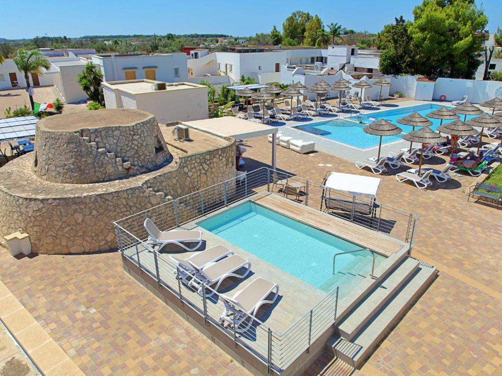 Piscina de la sau aproape de Grotta Saracena Resort