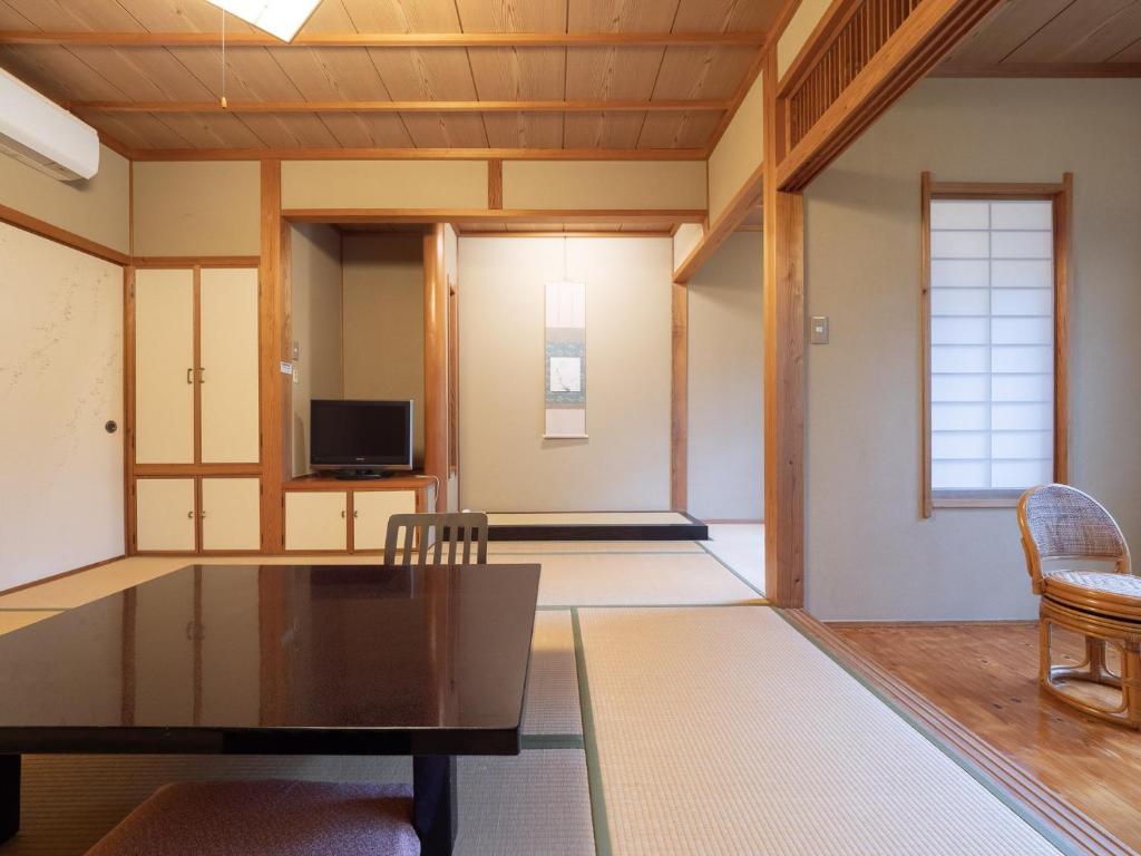TV a/nebo společenská místnost v ubytování 天空の湯屋 山荘 華柚