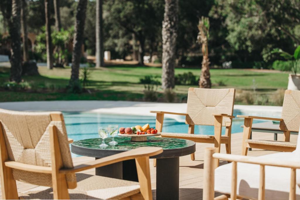 Bazén v ubytování Hotel Rural Sant Patrici nebo v jeho okolí