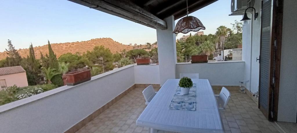 una mesa en un balcón con vistas al desierto en Perla Marina Casa Vacanze, en Brucoli