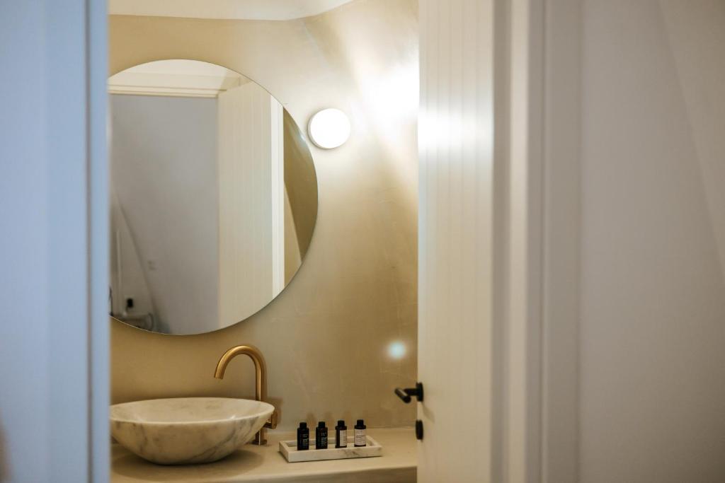 Bagno di CASASUNSHA Hybrid Retreat Santorini