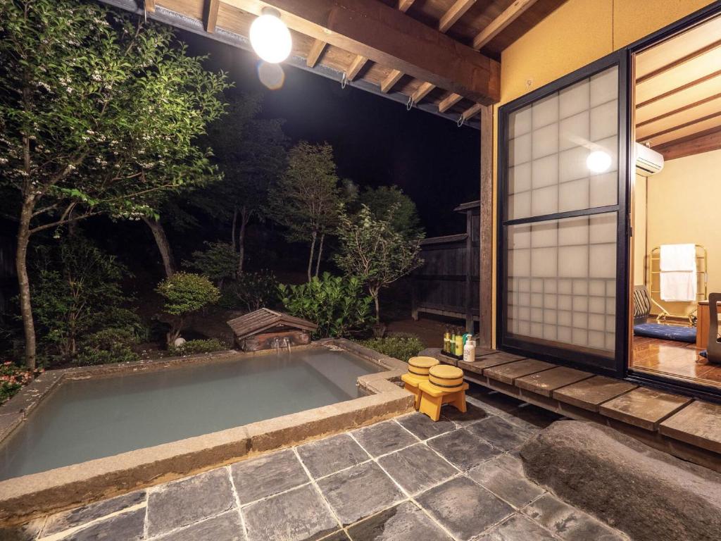 Bazén v ubytování 天空の湯屋 山荘 華柚 nebo v jeho okolí