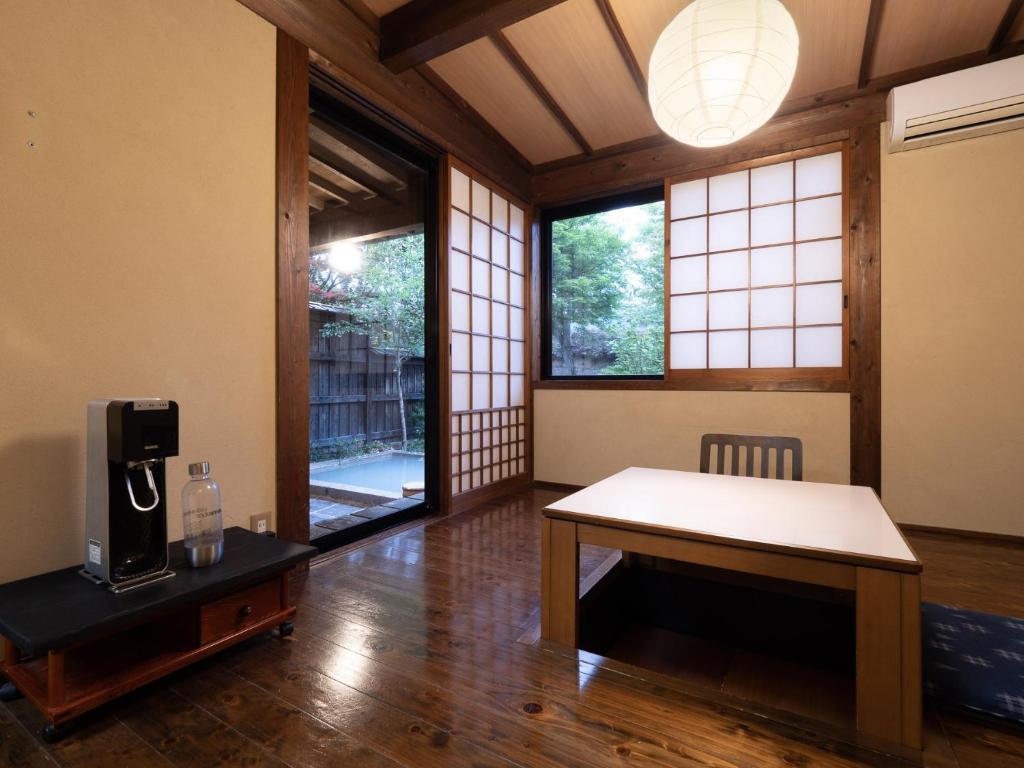 Postel nebo postele na pokoji v ubytování 天空の湯屋 山荘 華柚