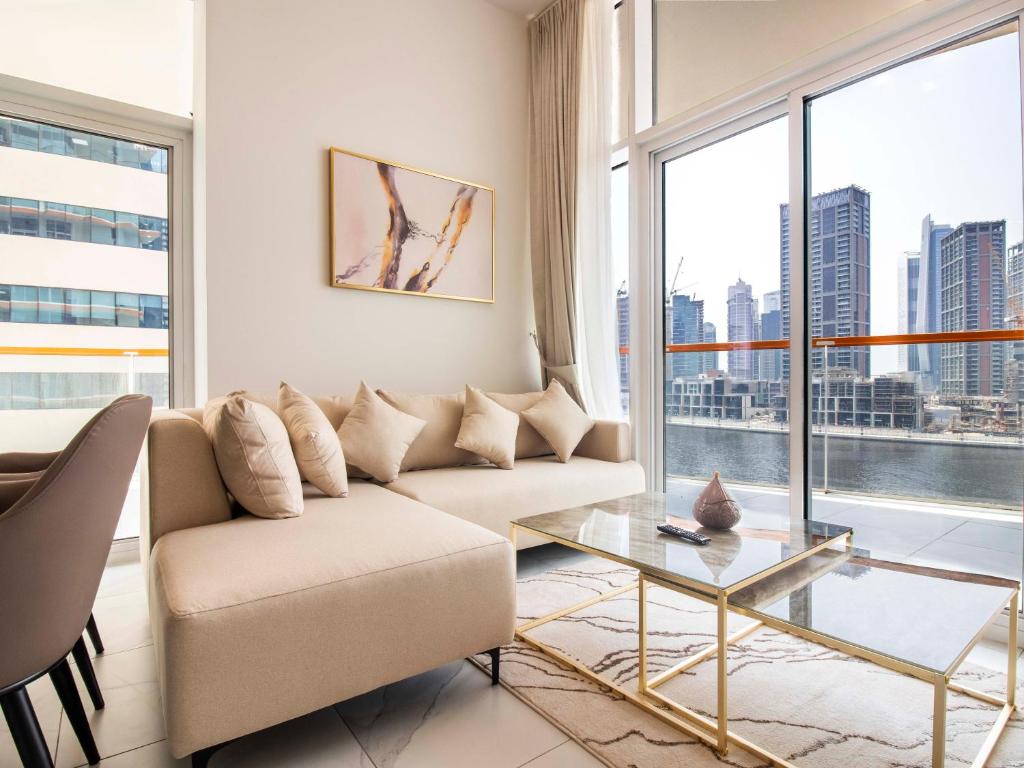 Afbeelding uit fotogalerij van Elegant 2BR Ensuite with Canal & Burj Khalifa View in Dubai