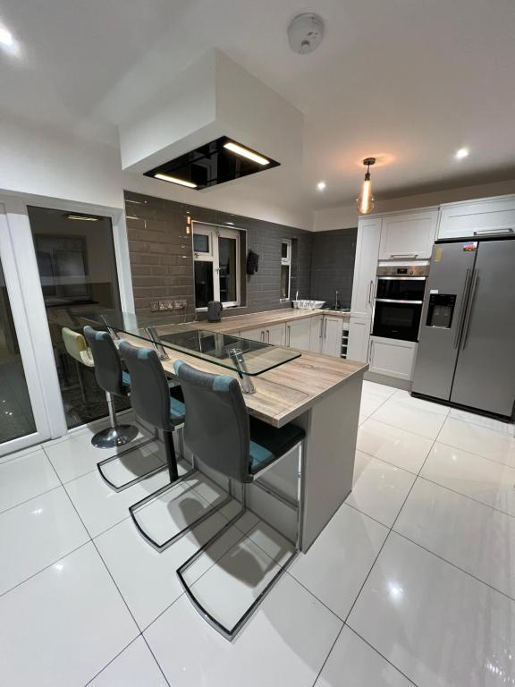 Kuchyň nebo kuchyňský kout v ubytování Lovely Dublin Home - Just 15 Mins to City Centre