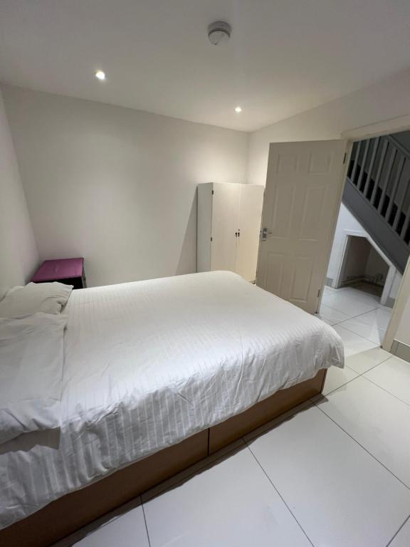 Postel nebo postele na pokoji v ubytování Lovely Dublin Home - Just 15 Mins to City Centre