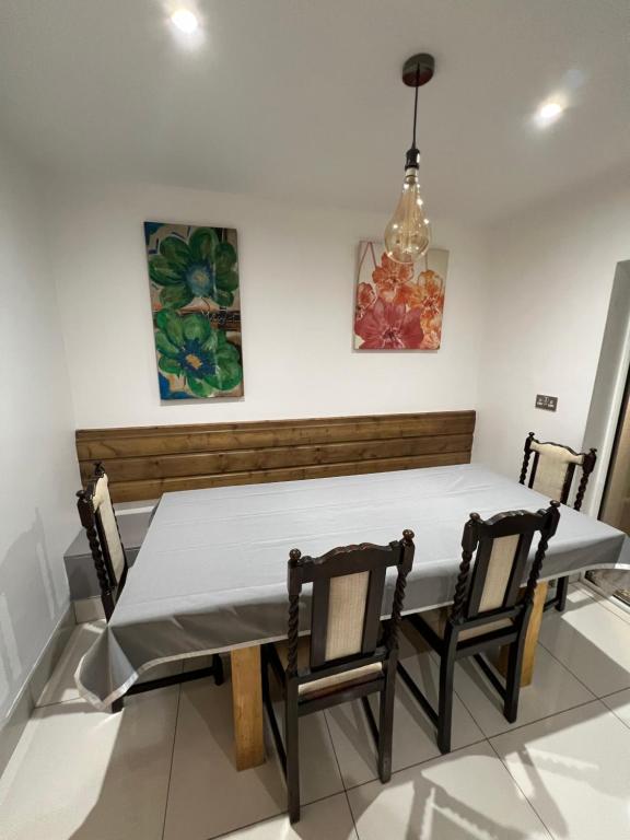 Posezení v ubytování Lovely Dublin Home - Just 15 Mins to City Centre