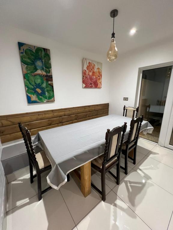 Posezení v ubytování Lovely Dublin Home - Just 15 Mins to City Centre