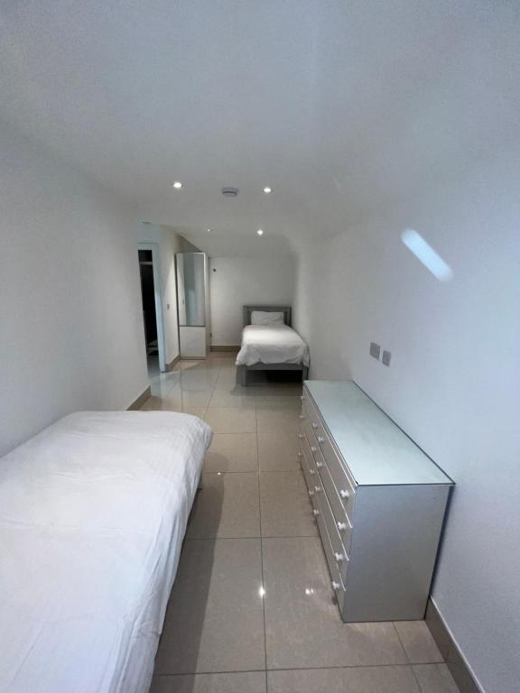 Postel nebo postele na pokoji v ubytování Lovely Dublin Home - Just 15 Mins to City Centre