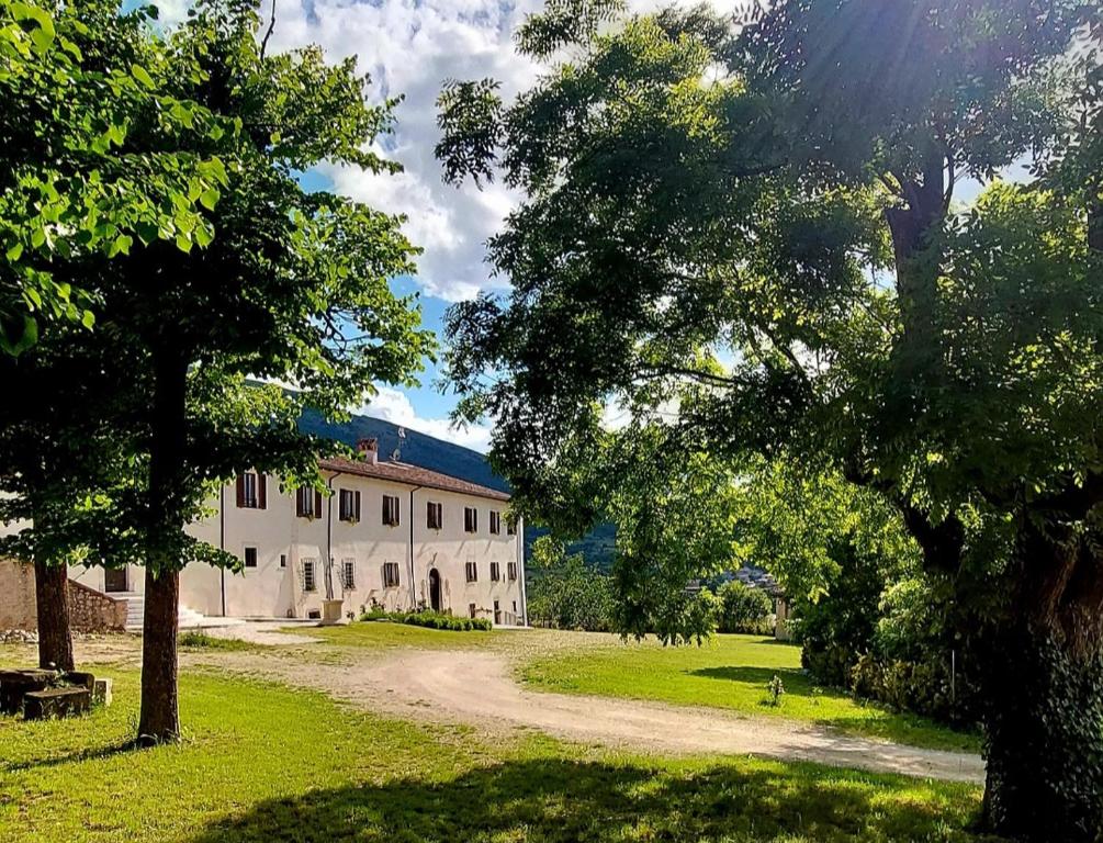 a building with a dirt road in front of a yard at PALAZZO PALITTI in Poggio