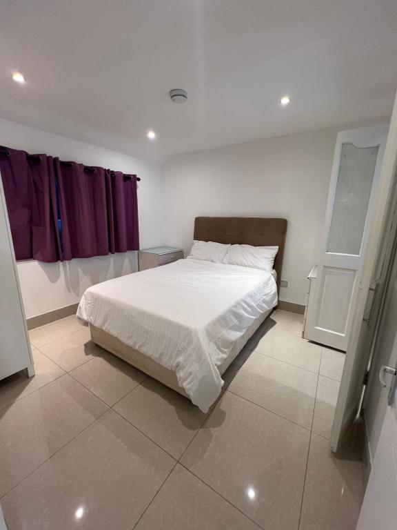 Postel nebo postele na pokoji v ubytování Lovely Dublin Home - Just 15 Mins to City Centre