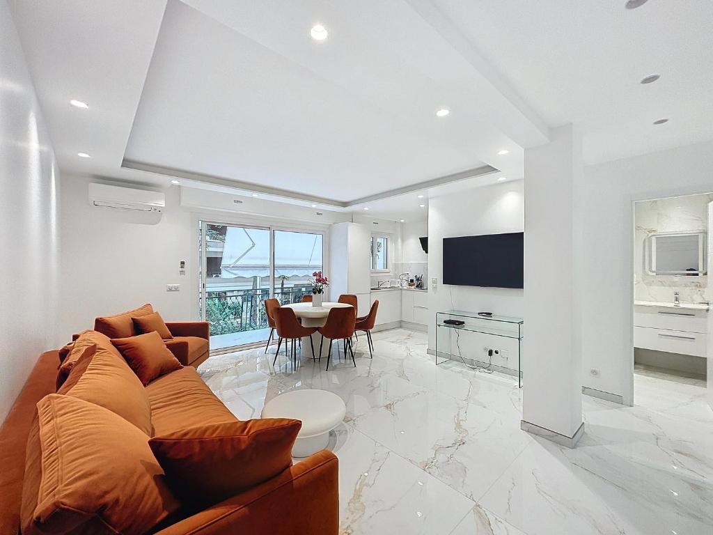 un salon avec un canapé et une table dans l'établissement Résidence Lacour, à Cannes