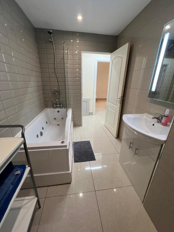 Koupelna v ubytování Lovely Dublin Home - Just 15 Mins to City Centre