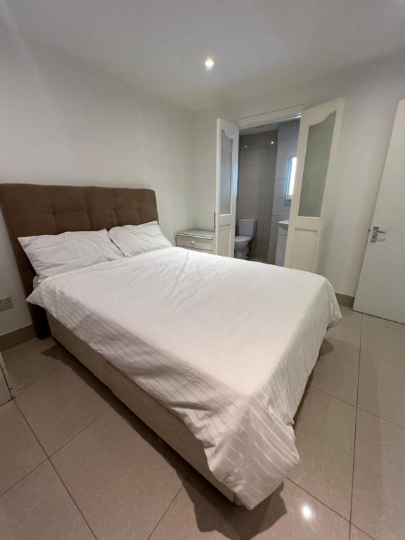 Postel nebo postele na pokoji v ubytování Lovely Dublin Home - Just 15 Mins to City Centre