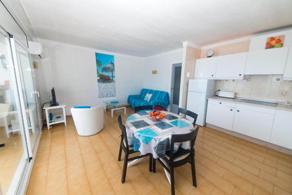 Kuchyň nebo kuchyňský kout v ubytování Appartement Vue Mer a Deux pas de la Plage