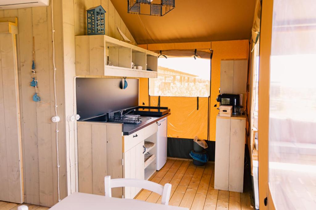 Kuchyň nebo kuchyňský kout v ubytování InMaremma glamping