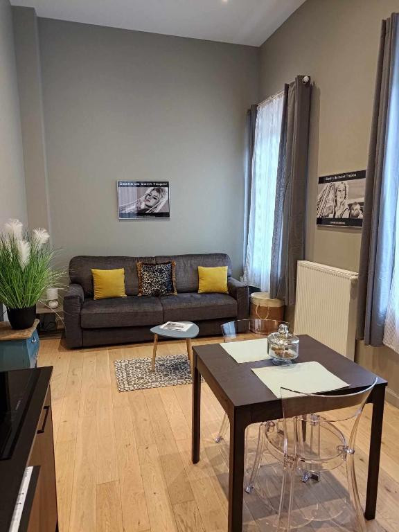 un salon avec un canapé et une table dans l'établissement le bardo, à Aix-les-Bains