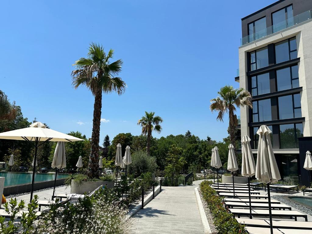 セインツ・コンスタンティン＆ヘレナにあるELINOR Apartments - 3の建物の横の椅子・傘